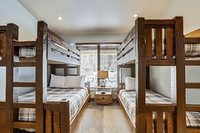 Five Peaks Townhouse with Garage and Hot Tub by RedAwning