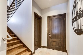 Five Peaks Townhouse with Garage and Hot Tub by RedAwning