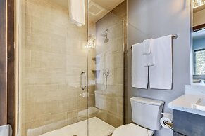 Five Peaks Townhouse with Garage and Hot Tub by RedAwning