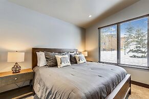 Five Peaks Townhouse with Garage and Hot Tub by RedAwning