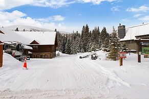 Five Peaks Townhouse with Garage and Hot Tub by RedAwning