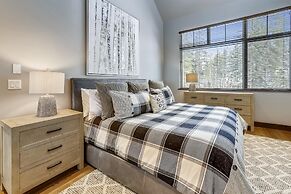 Five Peaks Townhouse with Garage and Hot Tub by RedAwning