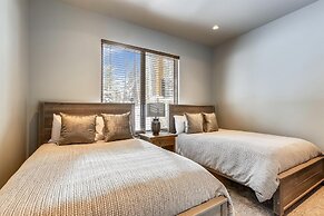 Five Peaks Townhouse with Garage and Hot Tub by RedAwning