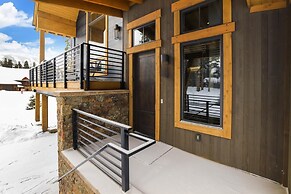 Five Peaks Townhouse with Garage and Hot Tub by RedAwning