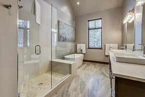 Five Peaks Townhouse with Garage and Hot Tub by RedAwning