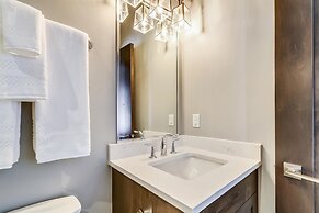 Five Peaks Townhouse with Garage and Hot Tub by RedAwning