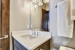 Five Peaks Townhouse with Garage and Hot Tub by RedAwning