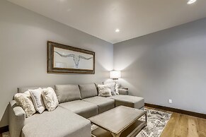 Five Peaks Townhouse with Garage and Hot Tub by RedAwning