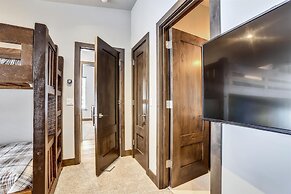 Five Peaks Townhouse with Garage and Hot Tub by RedAwning