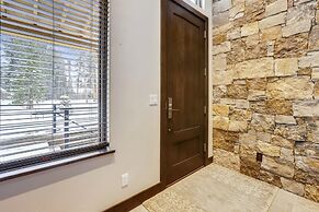 Five Peaks Townhouse with Garage and Hot Tub by RedAwning