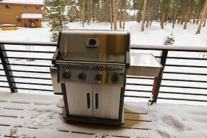 Five Peaks Townhouse with Garage and Hot Tub by RedAwning