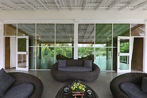 Morning Guest can see Momkeyies and Birds