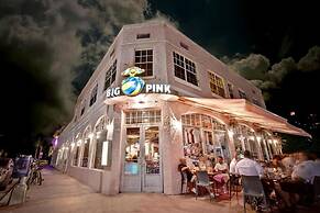 Beachfront 4 Room Ocean Drive Deluxe Suite