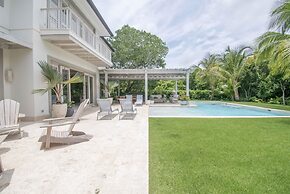 Stylish Fully-staffed Villa Near Beach and Lagoons in Exclusive Golf R