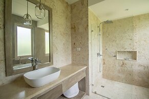 Stylish Fully-staffed Villa Near Beach and Lagoons in Exclusive Golf R