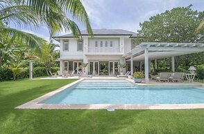 Stylish Fully-staffed Villa Near Beach and Lagoons in Exclusive Golf R
