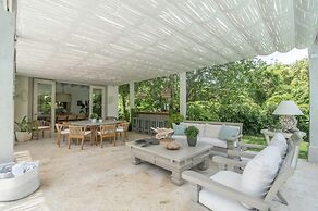Stylish Fully-staffed Villa Near Beach and Lagoons in Exclusive Golf R