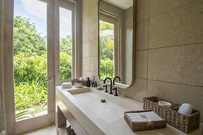 Stylish Fully-staffed Villa Near Beach and Lagoons in Exclusive Golf R
