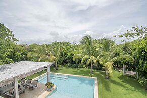 Stylish Fully-staffed Villa Near Beach and Lagoons in Exclusive Golf R