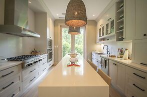 Stylish Fully-staffed Villa Near Beach and Lagoons in Exclusive Golf R