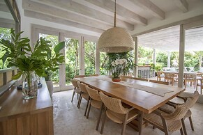 Stylish Fully-staffed Villa Near Beach and Lagoons in Exclusive Golf R