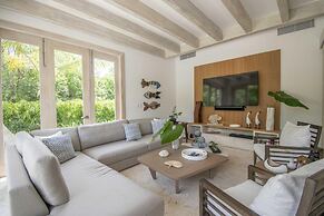 Stylish Fully-staffed Villa Near Beach and Lagoons in Exclusive Golf R