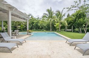 Stylish Fully-staffed Villa Near Beach and Lagoons in Exclusive Golf R