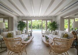 Stylish Fully-staffed Villa Near Beach and Lagoons in Exclusive Golf R