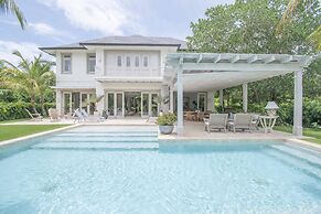 Stylish Fully-staffed Villa Near Beach and Lagoons in Exclusive Golf R