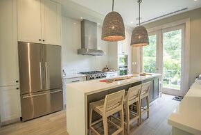 Stylish Fully-staffed Villa Near Beach and Lagoons in Exclusive Golf R