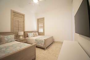 Stylish Fully-staffed Villa Near Beach and Lagoons in Exclusive Golf R