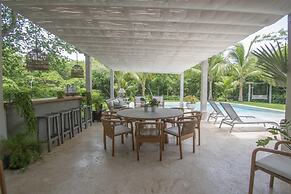 Stylish Fully-staffed Villa Near Beach and Lagoons in Exclusive Golf R