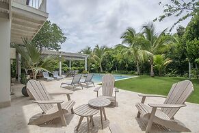 Stylish Fully-staffed Villa Near Beach and Lagoons in Exclusive Golf R