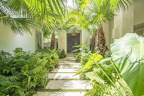 Stylish Fully-staffed Villa Near Beach and Lagoons in Exclusive Golf R