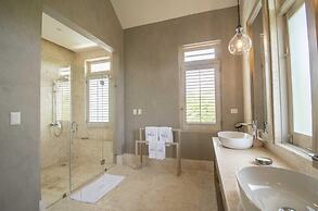 Stylish Fully-staffed Villa Near Beach and Lagoons in Exclusive Golf R