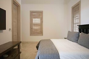 Stylish Fully-staffed Villa Near Beach and Lagoons in Exclusive Golf R