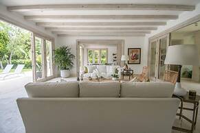 Stylish Fully-staffed Villa Near Beach and Lagoons in Exclusive Golf R