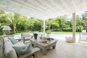 Stylish Fully-staffed Villa Near Beach and Lagoons in Exclusive Golf R