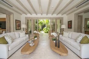 Stylish Fully-staffed Villa Near Beach and Lagoons in Exclusive Golf R