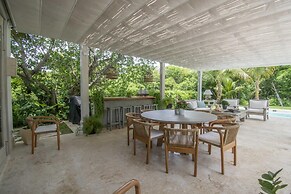 Stylish Fully-staffed Villa Near Beach and Lagoons in Exclusive Golf R