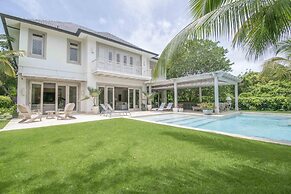 Stylish Fully-staffed Villa Near Beach and Lagoons in Exclusive Golf R