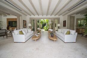 Stylish Fully-staffed Villa Near Beach and Lagoons in Exclusive Golf R