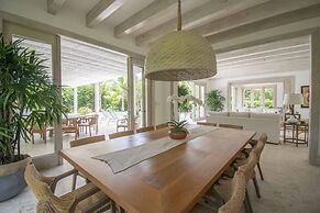 Stylish Fully-staffed Villa Near Beach and Lagoons in Exclusive Golf R