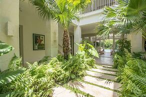 Stylish Fully-staffed Villa Near Beach and Lagoons in Exclusive Golf R