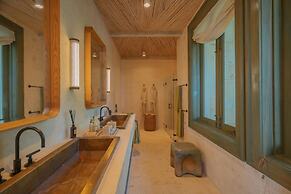 One-of-a-kind Villa With Open Spaces and Amazing Views in Luxury Beach