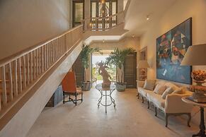 One-of-a-kind Villa With Open Spaces and Amazing Views in Luxury Beach