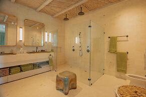 One-of-a-kind Villa With Open Spaces and Amazing Views in Luxury Beach