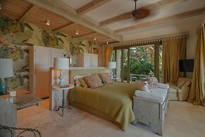 One-of-a-kind Villa With Open Spaces and Amazing Views in Luxury Beach