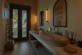 One-of-a-kind Villa With Open Spaces and Amazing Views in Luxury Beach