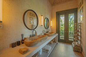 One-of-a-kind Villa With Open Spaces and Amazing Views in Luxury Beach